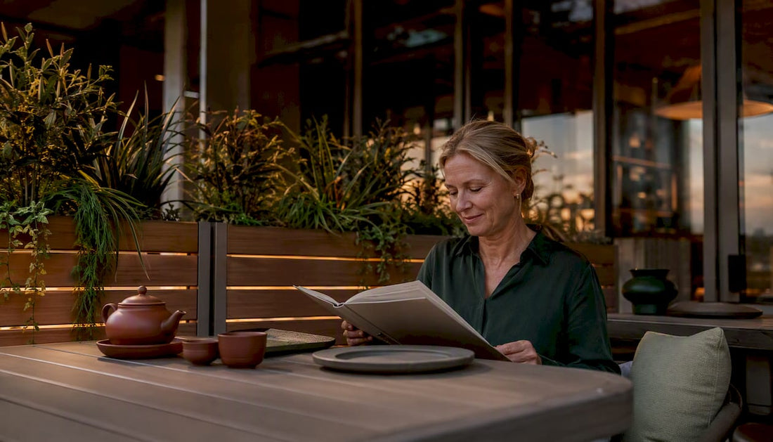 Gemütliche Restaurantterrasse mit Sichtschutz und einer freundlichen Wirtin
