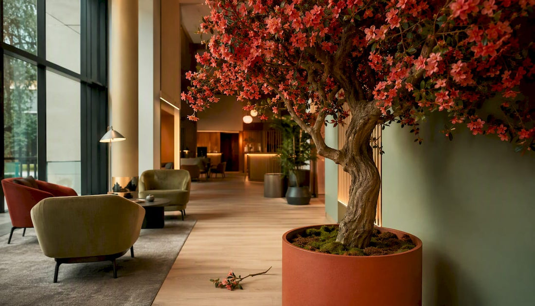 Im Eck der Hotellobby steht ein künstlicher Azaleenholz-Baum und sorgt für eine angenehme Atmosphäre.