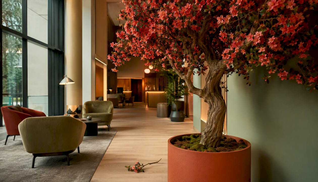 Im Eck der Hotellobby steht ein künstlicher Azaleenholz-Baum und sorgt für eine angenehme Atmosphäre.