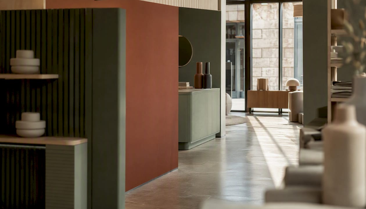 Flexibel einsetzbares Regalsystem für den Einzelhandel – die ideale Lösung für eine moderne und übersichtliche Ladengestaltung.