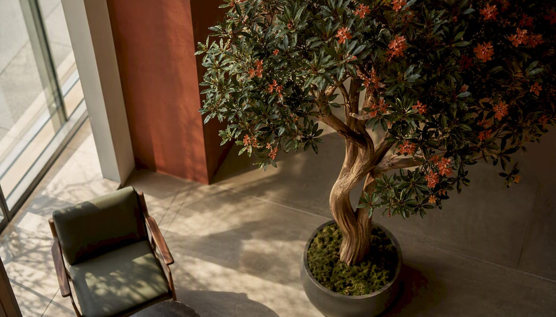 Ein exklusiver Kunstbaum verleiht der Hotellobby eine elegante und einladende Atmosphäre.