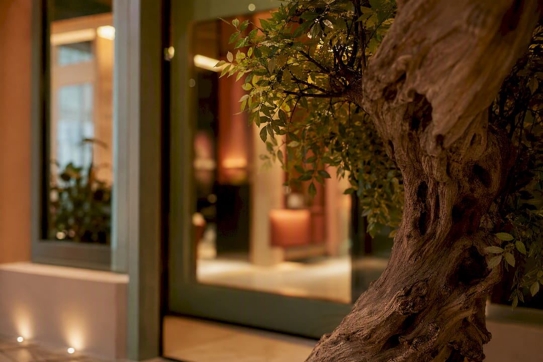 Detail eines künstlichen Baumstamms am Eingang eines Restaurants