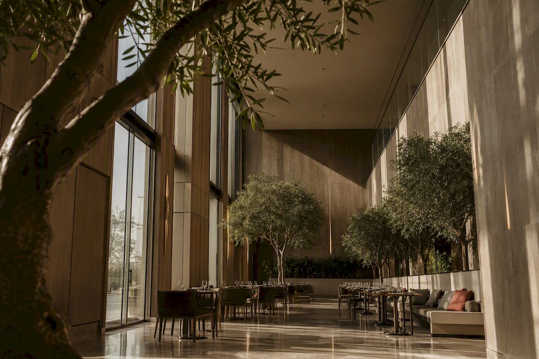 Exklusive Begrünung im großzügigen Restaurantatrium